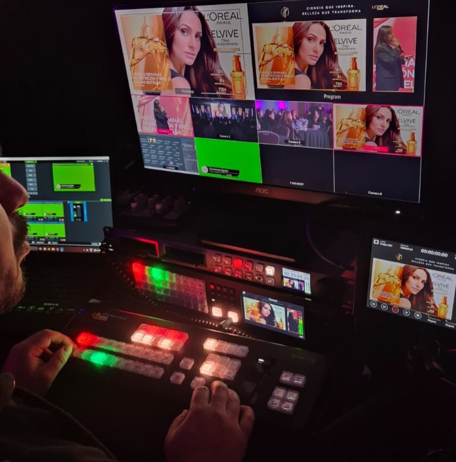 Operador de Azar Producciones mezclando en vivo en un switcher, frente a un monitor multiview de ocho cámaras durante un evento.