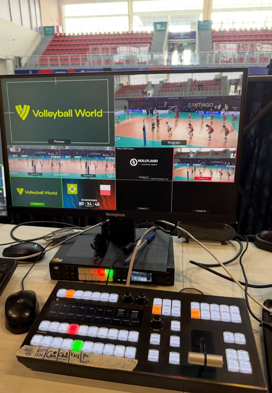 Monitor multiview con ocho cámaras y las ventanas de Preview y Program durante la transmisión.