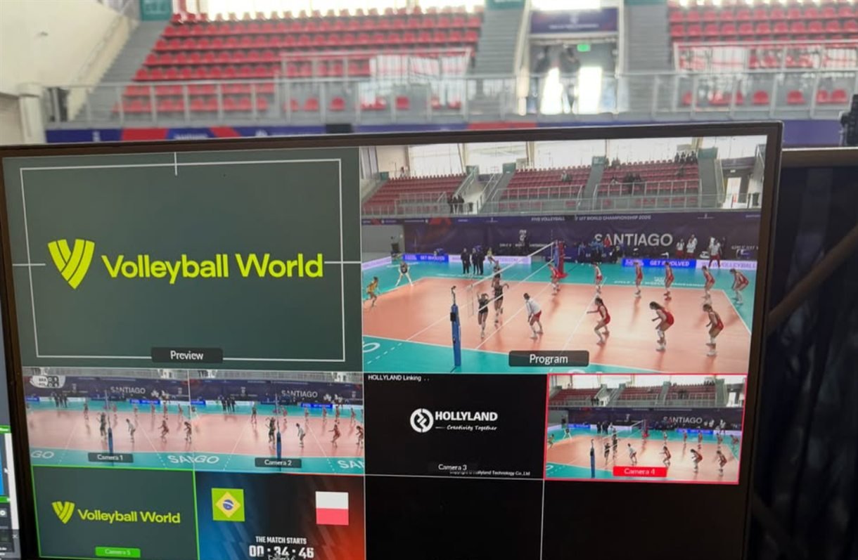 Monitor multiview con las ventanas de Preview y Program y cinco cámaras durante la transmisión del Mundial de Vóleibol.